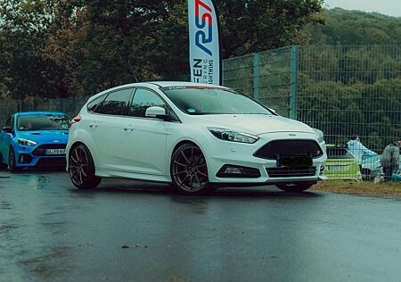 Ford Focus 2.0 EcoBoost ST Preis VB!