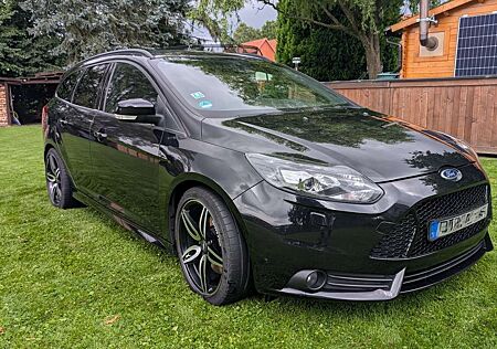 Ford Focus Turnier 2.0 EcoBoost ST mit Leder-Sport-Paket
