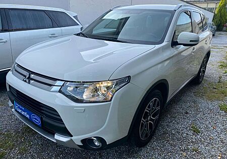 Mitsubishi Outlander 2.2 DI-D 4WD*7 Sitzer*Xenon*Kamera*PDC