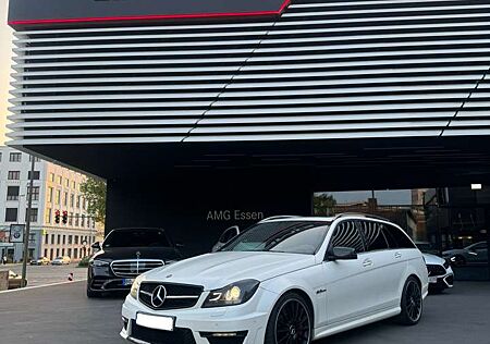 Mercedes-Benz C 63 AMG C63 AMG DESIGNO MATT WEIẞ Wertgutachten vorhand