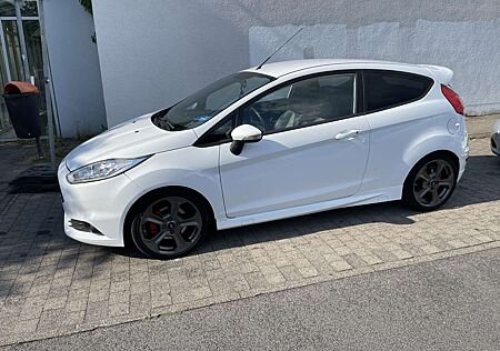 Ford Fiesta 1.6 EcoBoost mit Leder-Sport-Paket ST