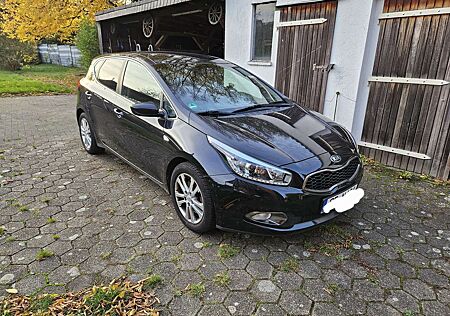 Kia Cee'd Ceed / 1.4 CVVT Fifa World Cup Edition
