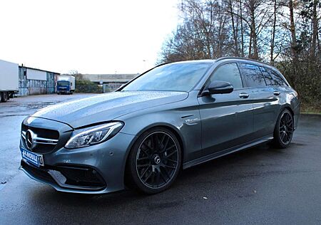 Mercedes-Benz C 63 AMG Performance Sitze 360° Keyless Panorama