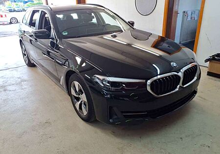 BMW 520 xDrive HiFi-Sound LED AHK Navi R.Cam PDC SHZ