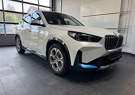 BMW iX1 30 xDrive xLine Sportleders_Headup_DrivAssProf_360