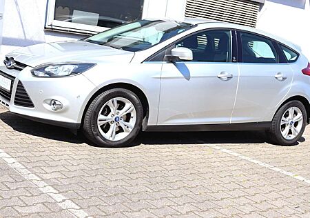 Ford Focus 1.6 EcoBoost Champions Edition *1-HAND