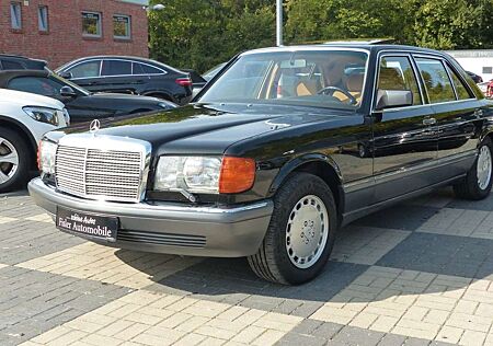 Mercedes-Benz 560 SEL Autom. 040 schwarz/Velous Dattel