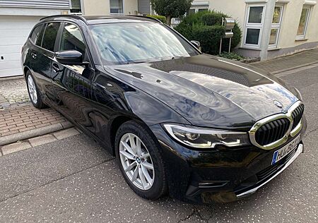 BMW 320d 320 Autom HUD ACC LED AHK PDC Livecock SHZ