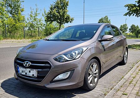 Hyundai i30 blue 1.6 CRDi YES! Gold
