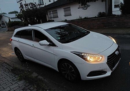 Hyundai i40 Kombi blue 1.6 Trend