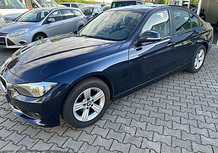 BMW 320 i Klima SHZ PDC