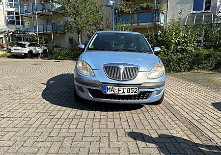 Lancia Ypsilon Y 1.2 8v scheckheft, neue Reifen aus Rentnerhand