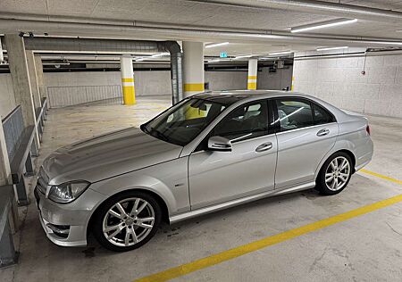 Mercedes-Benz C 250 *Vollaustattung*1. Hand*Designo*Leder*Armaturenbrett*Leder*Standheizung*Allrad*8 x *Alu*Sport-Paket (AMG)*