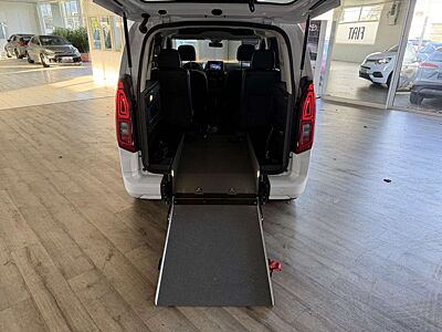 Toyota Proace Proace City Verso 1.2 Heckausschnitt mit Auffahrra