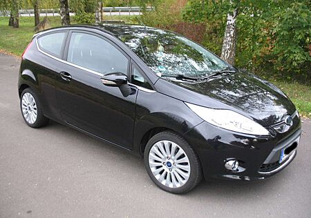 Ford Fiesta 1.4 Titanium, 8-fach bereift auf Alu, SHz