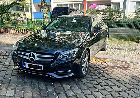 Mercedes-Benz C 220 mit Ambientebeleuchtung und Apple CarPlay