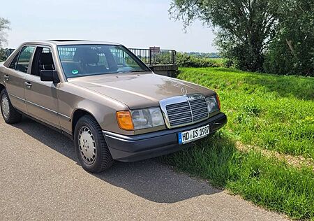 Mercedes-Benz E 230