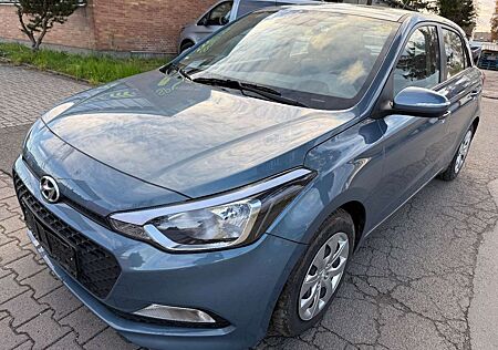 Hyundai i20 1.2 Klima/Scheckheft/Anhangerkupplung