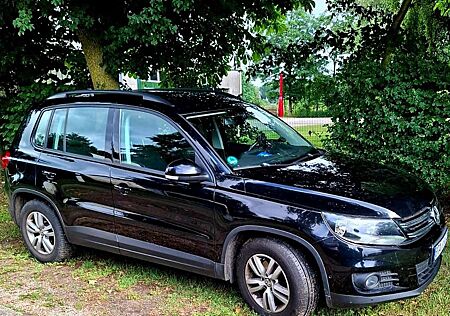 VW Tiguan Volkswagen 2.0 TDI DPF BlueMotion Technology CityScape