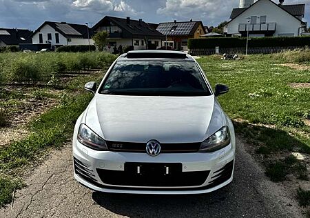 VW Golf GTI Volkswagen Performance BlueMotion Technology