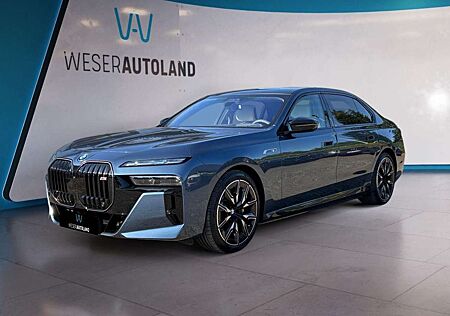 BMW i7 xDrive M70 THEATRE EXECUTIVE LOUNGE B&W SKY