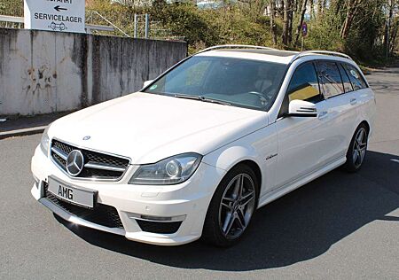 Mercedes-Benz C 63 AMG Leder Schiebedach Kamera 8 Zylinder