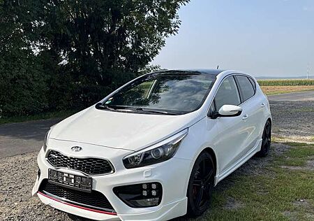 Kia Cee'd Ceed / 1.6 T-GDI GT-Challenge