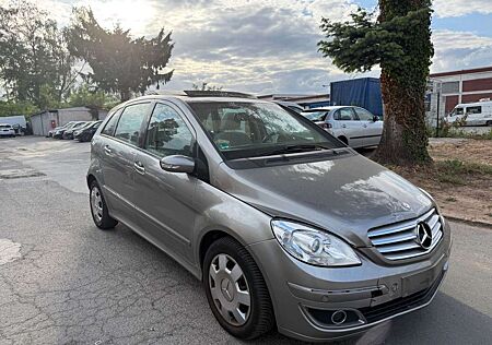 Mercedes-Benz B 200 Automatik LEDER/LAMELLENDACH