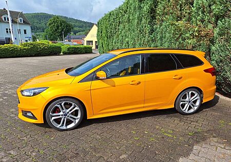 Ford Focus Turnier 2.0 EcoBoost ST mit Leder-Sport-Pake