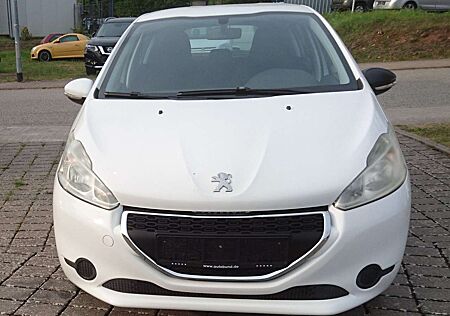 Peugeot 208 5 Türen mit Klimaanlage, sparsam und chic