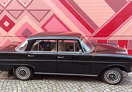 Mercedes-Benz 190 c, Heckflosse W 110 OLDTIMER