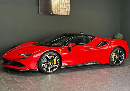 Ferrari SF90 Stradale 1.Hand Carbon Lift JBL Garantie