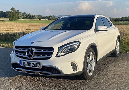 Mercedes-Benz GLA 180 Panorama-Dach, 8-Fach Bereift