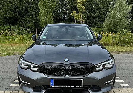 BMW 320 i xDrive Luxury Line 8 Fach bereift LMT EDT!