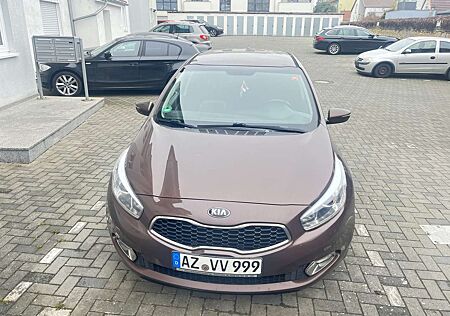 Kia Cee'd Ceed / 1.6 CRDi 128 Dream-Team Edition