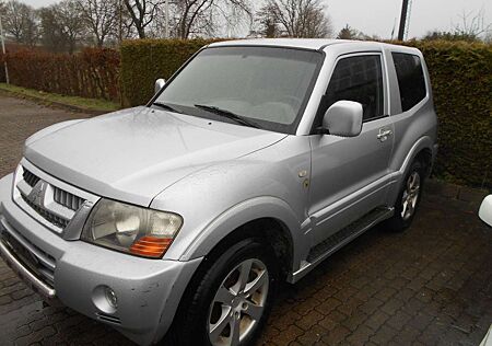 Mitsubishi Pajero Diesel 5-Türer 3.2 DI-D Dakar