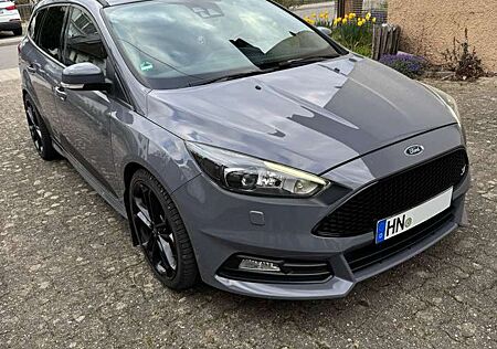 Ford Focus Turnier 2.0 EcoBoost ST mit Leder-Exclusiv-Paket