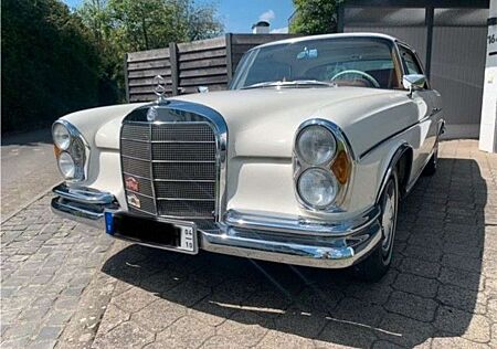 Mercedes-Benz 300 Coupe, toller Zustand, elegante Farbkombination