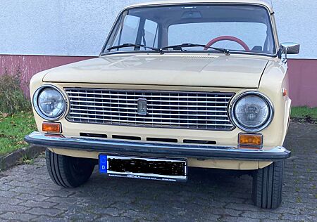 Lada 1200 VAZ 2101 Shiguli Oldtimer mit H Kennzeichen