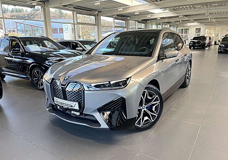 BMW iX xDrive40 Sportpaket AHK/SkyLounge/Wärmekomfort/Las