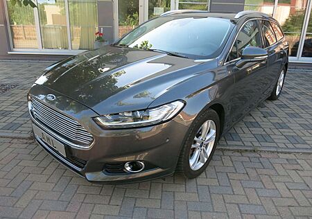 Ford Mondeo Titanium LED NAVI SCHECKHEFT BEI AHK KAMERA