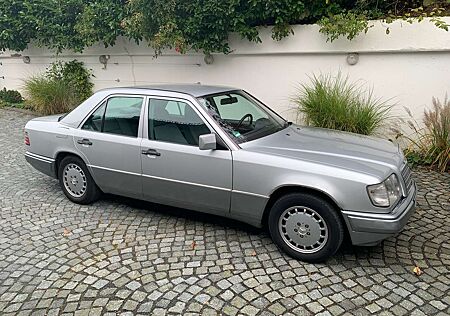 Mercedes-Benz E 220 Limousine W124