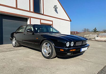 Jaguar XJR 4.0 Handschalter LHD (einer von 160stk.)