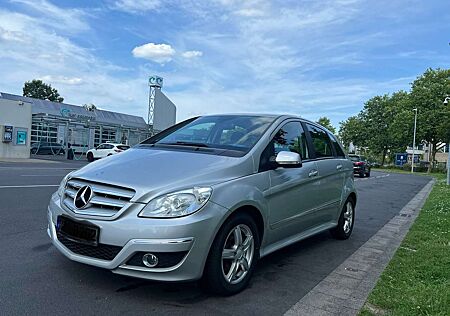 Mercedes-Benz B 180 NIEDRIGER Km UND AUTO IN GUTEM ZUSTAND