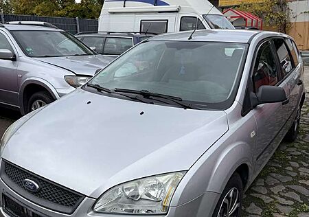 Ford Focus Kombi Fahrbereit Viele Teile sind neu.KLIMA,Alu