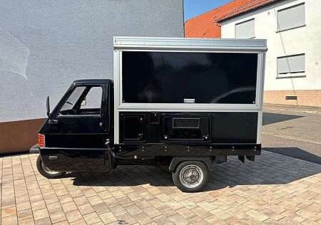 Piaggio Ape TM 703 mit Verkaufsaufbau