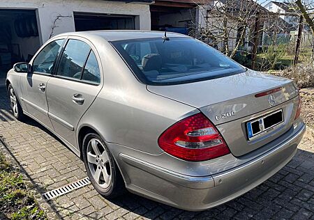 Mercedes-Benz E 200 XENON, NAVI, AHK, TEMPOMAT, NAVI, TEILLEDER,8 FACH
