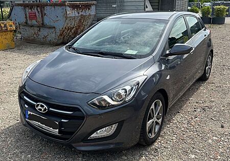 Hyundai i30 blue 1.6 CRDi YES! Silver