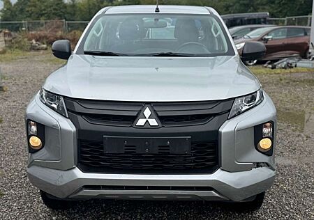 Mitsubishi L200 Basis Club Cab 4WD