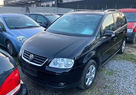 VW Touran Volkswagen 2.0 TDI DPF DSG Highline. 1.Hand. Scheckheft